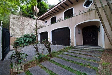 Casa à venda com 900m², 4 quartos e 6 vagas Casa à venda com 900m², 4 quartos e 6 vagasGaragem