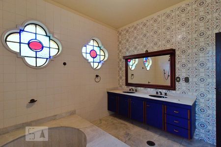 Casa à venda com 900m², 4 quartos e 6 vagas Casa à venda com 900m², 4 quartos e 6 vagasBanheiro da Suíte 1