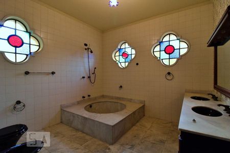 Casa à venda com 900m², 4 quartos e 6 vagas Casa à venda com 900m², 4 quartos e 6 vagasBanheiro da Suíte 1