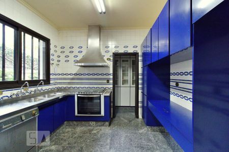 Casa à venda com 900m², 4 quartos e 6 vagas Casa à venda com 900m², 4 quartos e 6 vagasCozinha