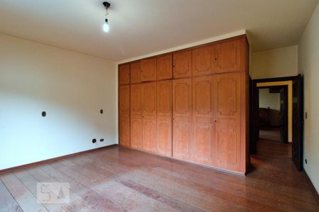 Casa à venda com 900m², 4 quartos e 6 vagas Casa à venda com 900m², 4 quartos e 6 vagasSuíte 3