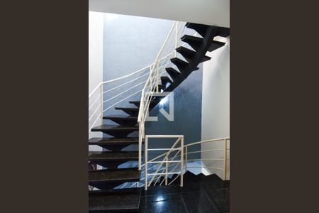 Casa à venda com 200m², 4 quartos e 4 vagasEscada Quartos