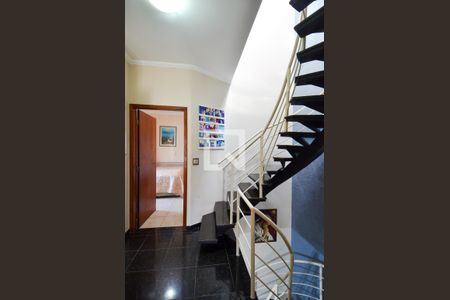 Casa à venda com 200m², 4 quartos e 4 vagasEscada Quartos