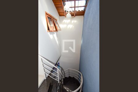 Casa à venda com 200m², 4 quartos e 4 vagasEscada Quartos