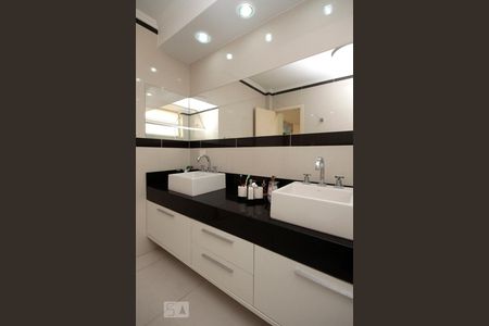 Apartamento para alugar com 240m², 3 quartos e 1 vagaBanheiro da Suíte