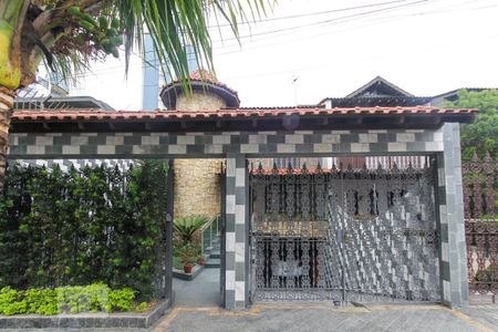 Casa à venda com 358m², 3 quartos e 4 vagas Casa à venda com 358m², 3 quartos e 4 vagasfachada