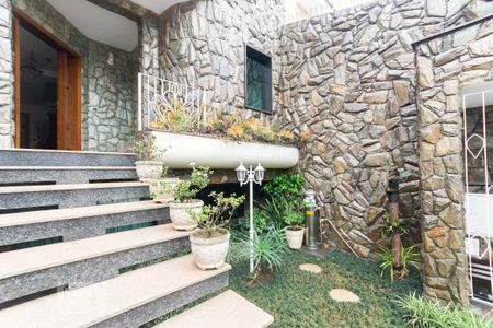 Casa à venda com 716m², 8 quartos e 6 vagas Casa à venda com 716m², 8 quartos e 6 vagasEscada