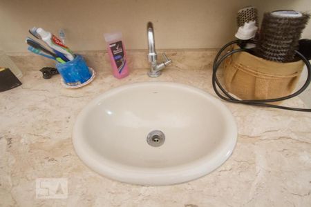 Casa à venda com 330m², 5 quartos e 6 vagasDetalhe Banheiro Suíte 2