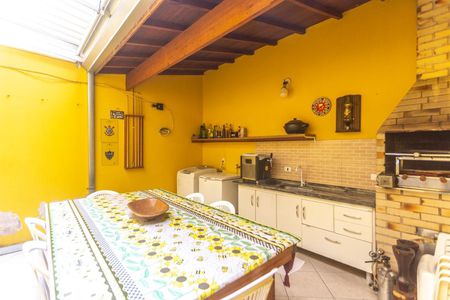 Casa à venda com 236m², 5 quartos e 4 vagasQuintal e área de serviço