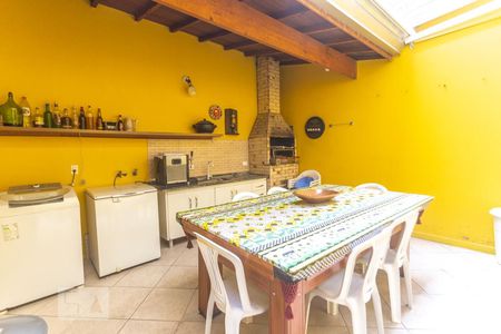 Casa à venda com 236m², 5 quartos e 4 vagasQuintal e área de serviço