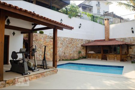 Casa à venda com 500m², 3 quartos e 4 vagas Casa à venda com 500m², 3 quartos e 4 vagasPiscina