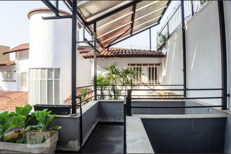 Casa à venda com 500m², 3 quartos e 4 vagas Casa à venda com 500m², 3 quartos e 4 vagasTerraço