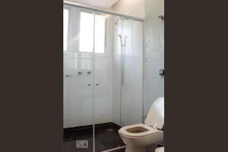 Casa à venda com 500m², 3 quartos e 4 vagas Casa à venda com 500m², 3 quartos e 4 vagasBanheiro da Suíte 2
