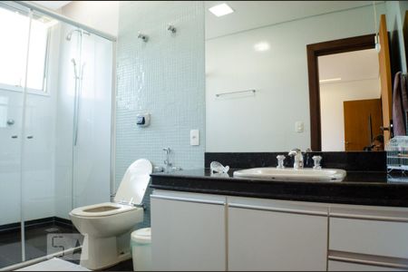 Casa à venda com 500m², 3 quartos e 4 vagas Casa à venda com 500m², 3 quartos e 4 vagasBanheiro da Suíte 2