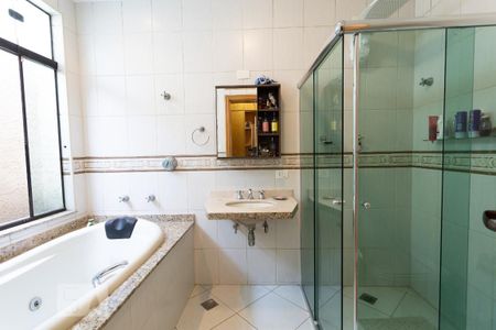 Casa à venda com 226m², 3 quartos e 3 vagasBanheiro da Suíte