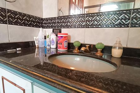 Casa de condomínio à venda com 420m², 4 quartos e 4 vagasDetalhe banheiro da suíte 3 - Pia