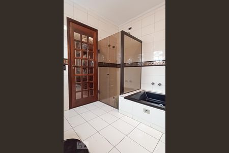 Casa de condomínio à venda com 420m², 4 quartos e 4 vagasBanheiro da suíte 4