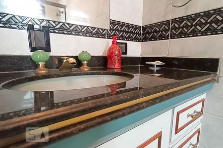 Casa de condomínio à venda com 420m², 4 quartos e 4 vagasDetalhe banheiro da suíte 1 - Pia