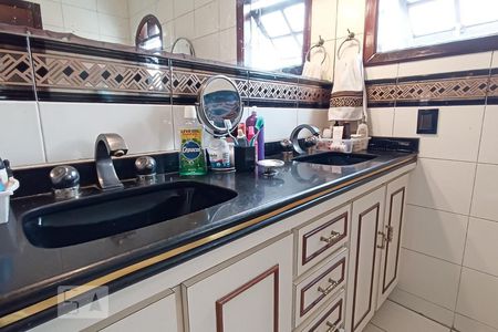 Casa de condomínio à venda com 420m², 4 quartos e 4 vagasDetalhe banheiro da suíte 4 - Pias