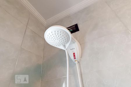 Casa de condomínio à venda com 420m², 4 quartos e 4 vagasDetalhe banheiro da suíte 1 - Chuveiro