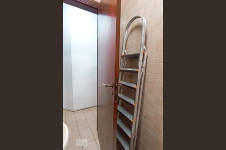 Casa de condomínio à venda com 420m², 4 quartos e 4 vagasBanheiro de serviço