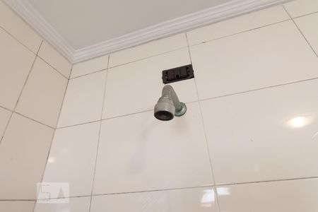 Casa de condomínio à venda com 420m², 4 quartos e 4 vagasDetalhe banheiro da suíte 4 - Chuveiro