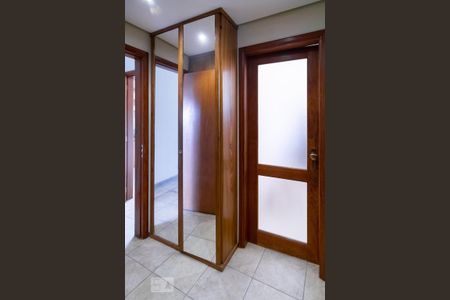 Casa à venda com 600m², 4 quartos e 7 vagasCloset Quarto 3 - Suíte