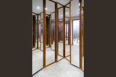 Casa à venda com 600m², 4 quartos e 7 vagasCloset Quarto 3 - Suíte