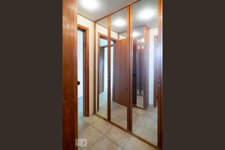 Casa à venda com 600m², 4 quartos e 7 vagasCloset Quarto 4 - Suíte