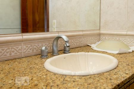 Casa à venda com 600m², 4 quartos e 7 vagasBanheiro Quarto 3 - Suíte