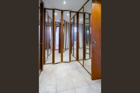 Casa à venda com 600m², 4 quartos e 7 vagasCloset Quarto 3 - Suíte