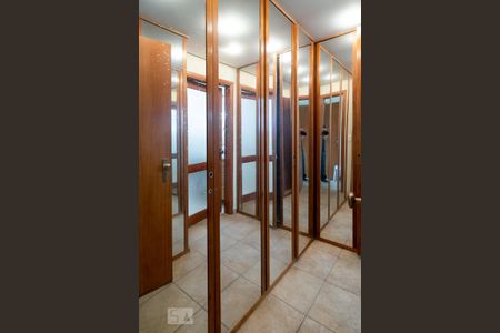 Casa à venda com 600m², 4 quartos e 7 vagasCloset Quarto 4 - Suíte