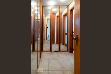 Casa à venda com 600m², 4 quartos e 7 vagasCloset Quarto 4 - Suíte