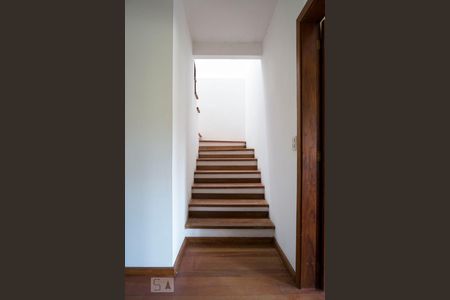 Casa à venda com 220m², 3 quartos e 3 vagasEscada