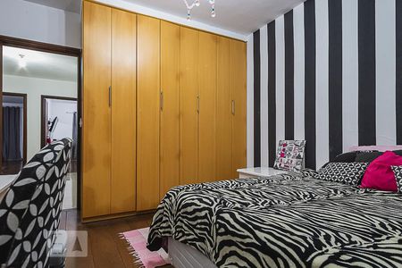 Casa à venda com 327m², 4 quartos e 5 vagasDormitório 2