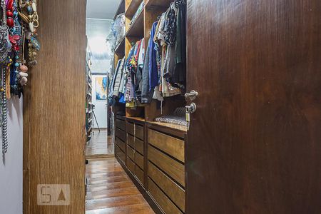 Casa à venda com 327m², 4 quartos e 5 vagasCloset da suíte 1