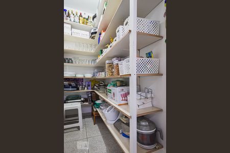 Casa à venda com 327m², 4 quartos e 5 vagasDespensa