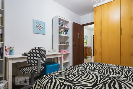 Casa à venda com 327m², 4 quartos e 5 vagasDormitório 2