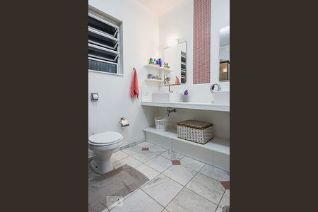 Casa à venda com 327m², 4 quartos e 5 vagasBanheiro 1