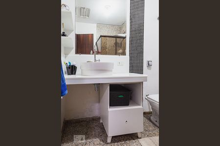 Casa à venda com 327m², 4 quartos e 5 vagasBanheiro da Suíte 1