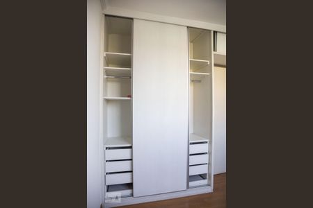 Armário do Quarto 1 de apartamento para alugar com 2 quartos, 47m² em Camargos, Belo Horizonte