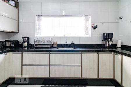 Casa à venda com 195m², 3 quartos e 3 vagasCozinha - pia e armários