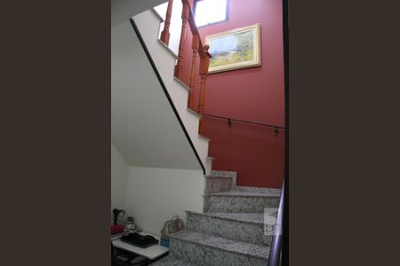 Casa à venda com 208m², 4 quartos e 3 vagasEscadas