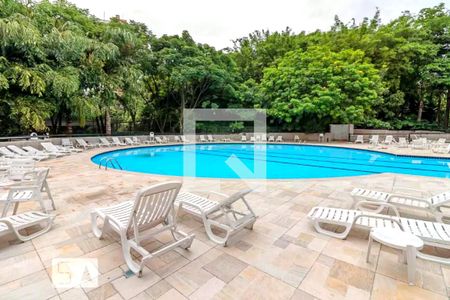 Apartamento para alugar com 330m², 3 quartos e 3 vagas Apartamento para alugar com 330m², 3 quartos e 3 vagasÁrea comum - Piscina