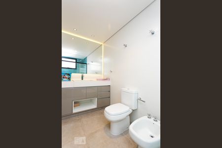 Casa à venda com 496m², 4 quartos e 4 vagas Casa à venda com 496m², 4 quartos e 4 vagasBanheiro da Suíte 4