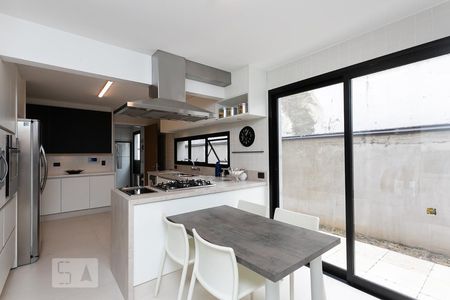 Casa à venda com 496m², 4 quartos e 4 vagas Casa à venda com 496m², 4 quartos e 4 vagasCozinha
