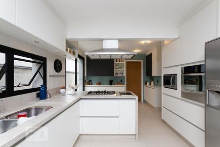 Casa à venda com 496m², 4 quartos e 4 vagas Casa à venda com 496m², 4 quartos e 4 vagasCozinha