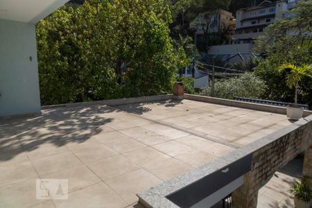 Casa de condomínio à venda com 500m², 4 quartos e 2 vagas Casa de condomínio à venda com 500m², 4 quartos e 2 vagasVaranda
