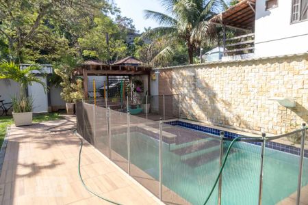 Casa de condomínio à venda com 500m², 4 quartos e 2 vagas Casa de condomínio à venda com 500m², 4 quartos e 2 vagasÁrea Externa