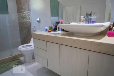 Casa de condomínio à venda com 500m², 4 quartos e 2 vagas Casa de condomínio à venda com 500m², 4 quartos e 2 vagasBanheiro Suite 4